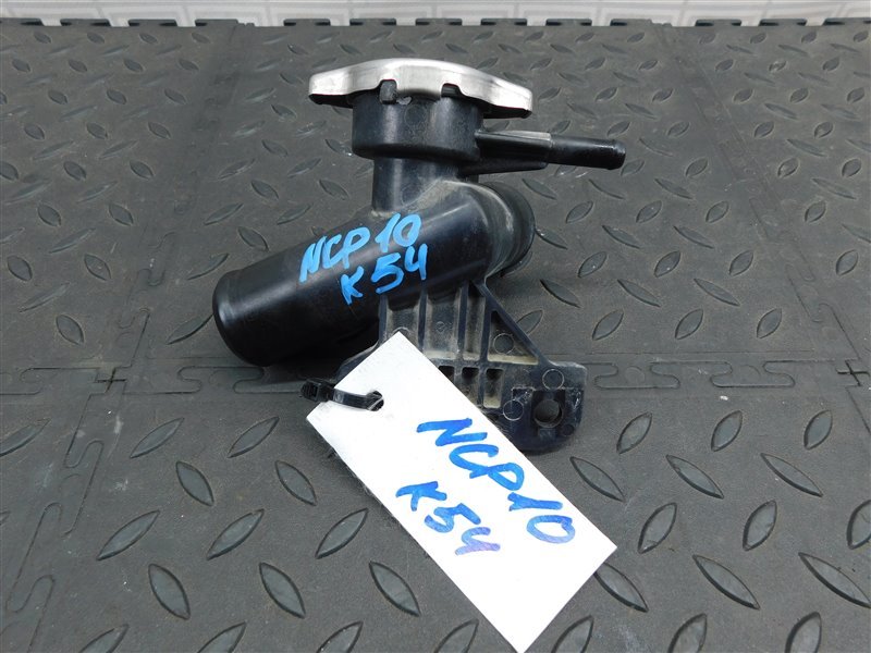Горловина радиатора TOYOTA VITZ NCP10-0157699 2NZ-FE 2002 (б/у)