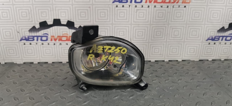 Туманка TOYOTA AVENSIS AZT250-0029278 1AZ-FSE 2005 правая (б/у)