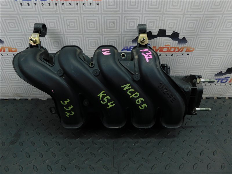 Коллектор впускной TOYOTA IST NCP65-0020494 1NZ-FE 2003 (б/у)