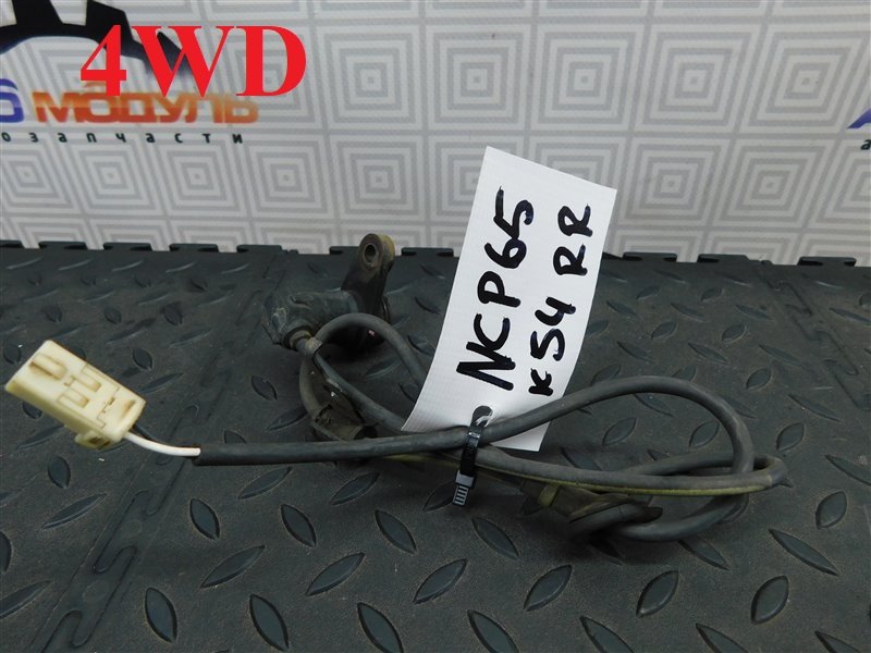 Датчик abs TOYOTA IST NCP65-0020494 1NZ-FE 2003 задний правый (б/у)