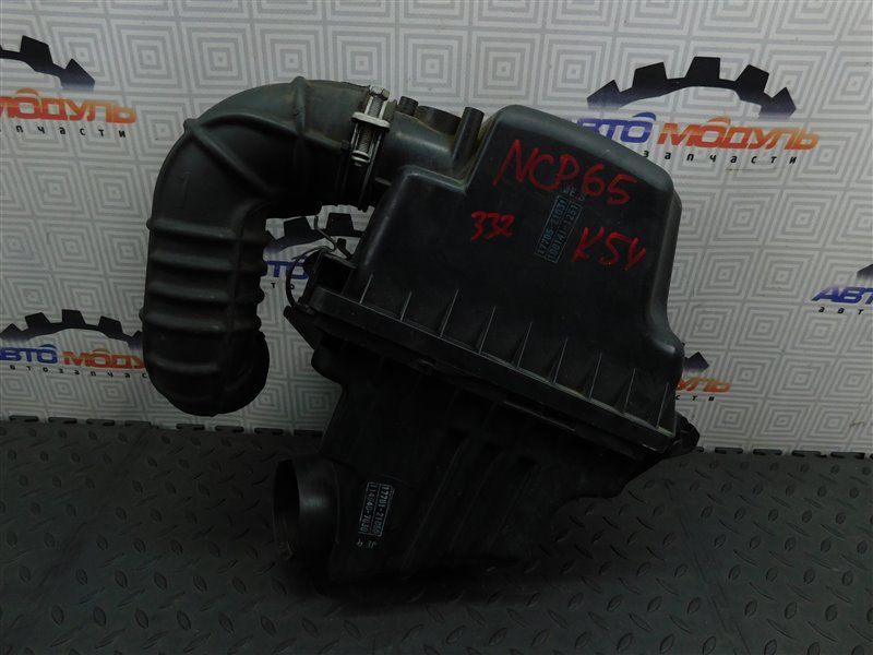 Корпус воздушного фильтра TOYOTA IST NCP65-0020494 1NZ-FE 2003 (б/у)