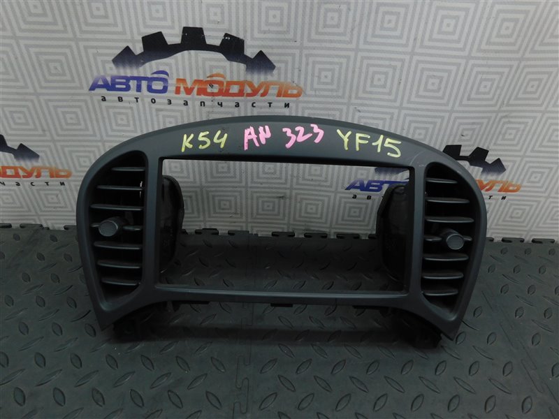 Консоль магнитофона NISSAN JUKE YF15-068657 HR15-DE 2012 (б/у)