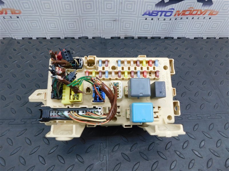 Блок предохранителей TOYOTA AVENSIS AZT250-0003009 1AZ-FSE 2004 (б/у)