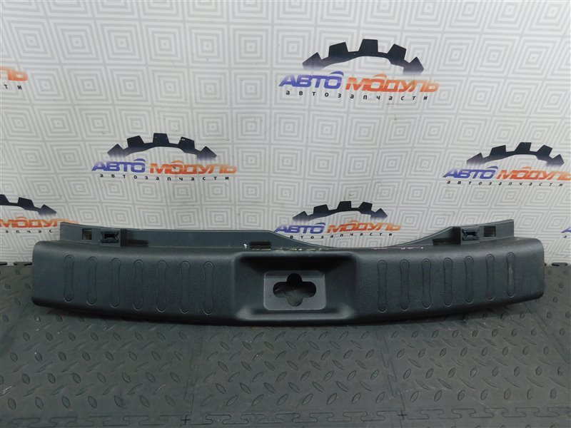 Накладка замка багажника NISSAN JUKE YF15-068657 HR15-DE 2012 задняя (б/у)