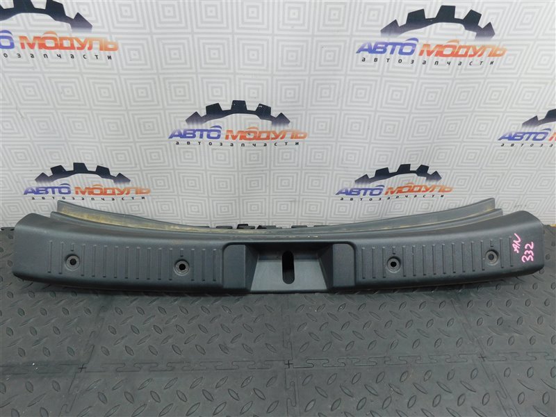 Накладка замка багажника TOYOTA IST NCP65-0020494 1NZ-FE 2003 задняя (б/у)
