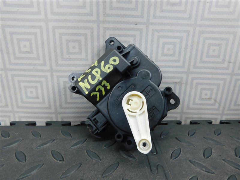 Сервопривод заслонок печки TOYOTA IST NCP60-0141247 2NZ-FE 2004 (б/у)