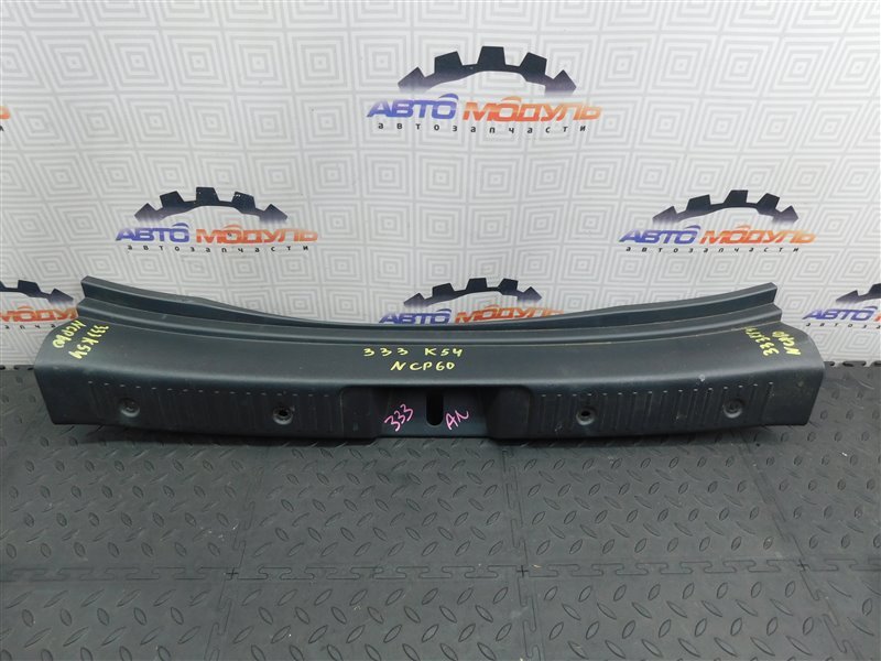 Накладка замка багажника TOYOTA IST NCP60-0141247 2NZ-FE 2004 задняя (б/у)