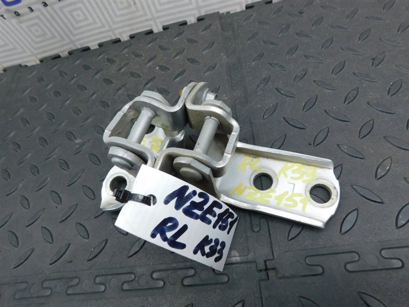 Петля дверная TOYOTA AURIS NZE151-1052312 1NZ-FE 2008 задняя левая (б/у)