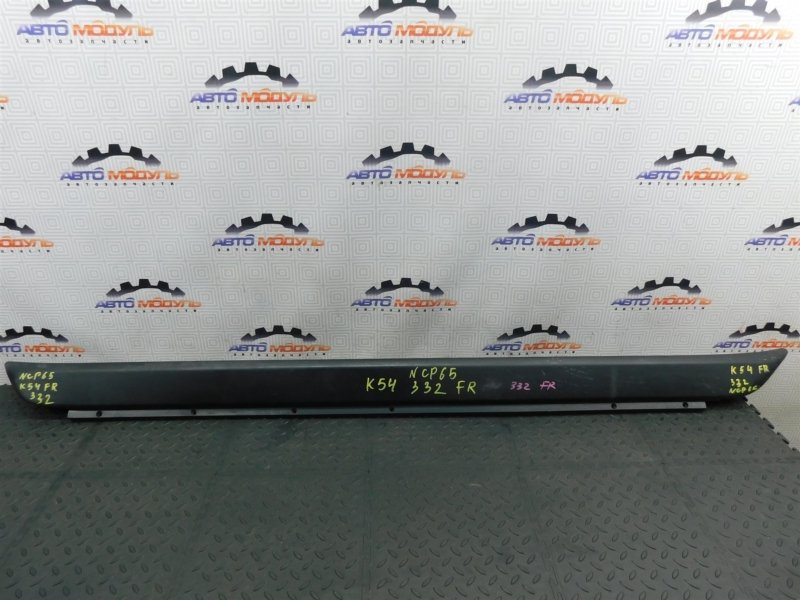 Накладка на порог TOYOTA IST NCP65-0020494 1NZ-FE 2003 правая (б/у)
