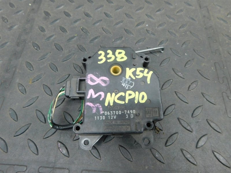 Сервопривод заслонок печки TOYOTA VITZ NCP10-0157699 2NZ-FE 2002 (б/у)