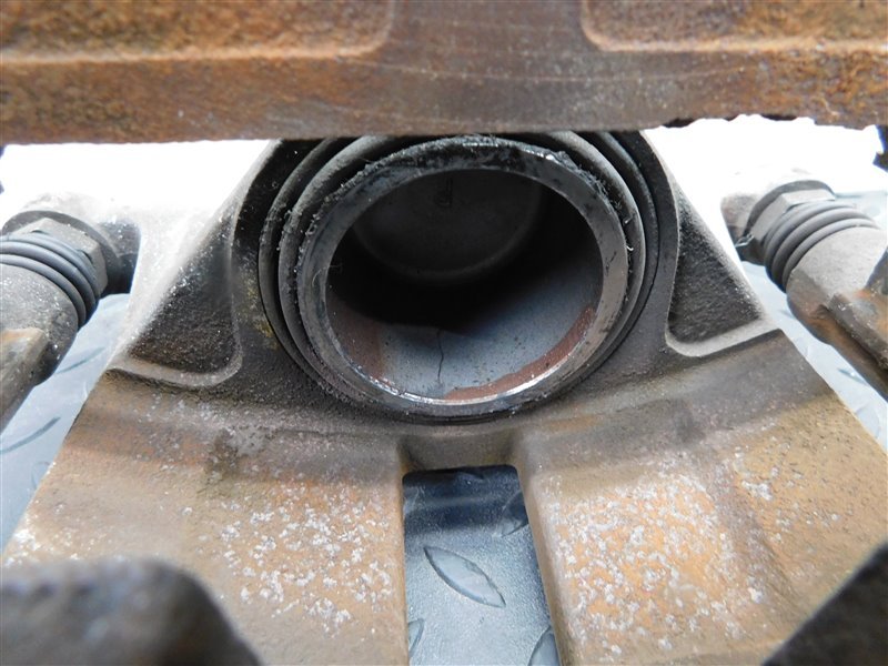 Суппорт HONDA STREAM RN3 передний правый (б/у) Суппорт HONDA STREAM RN3 передний правый (б/у)