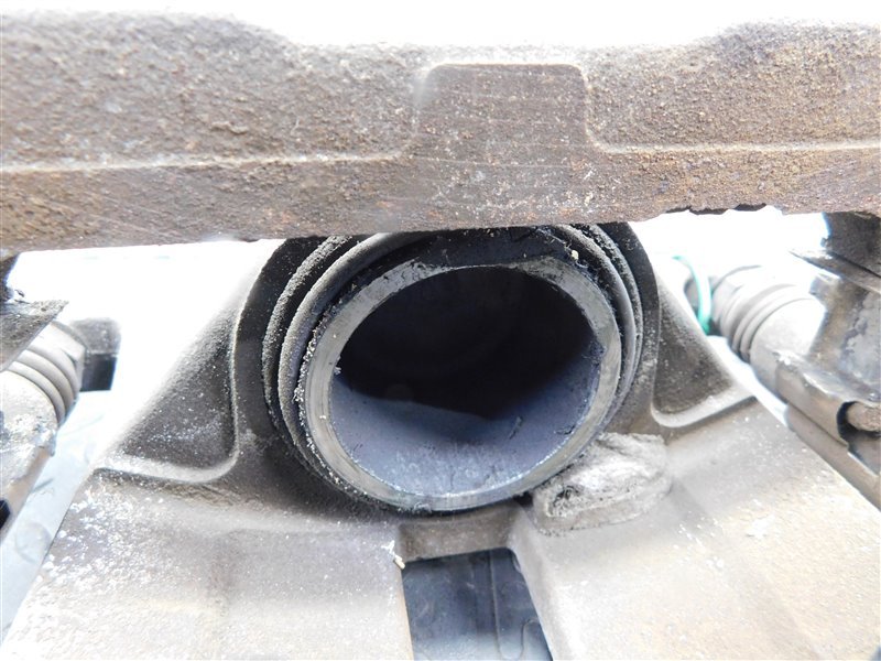 Суппорт HONDA STREAM RN1 передний правый (б/у) Суппорт HONDA STREAM RN1 передний правый (б/у)