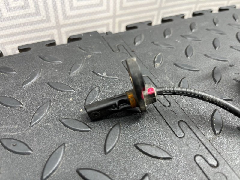 Датчик abs HONDA STEPWGN RK5 задний правый (б/у) Датчик abs HONDA STEPWGN RK5 задний правый (б/у)