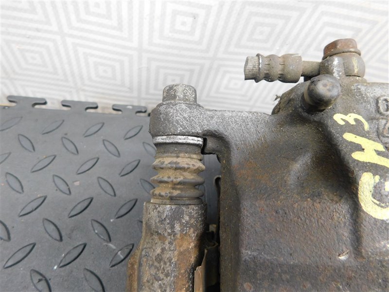 Суппорт HONDA HR-V GH3 передний правый (б/у) Суппорт HONDA HR-V GH3 передний правый (б/у)