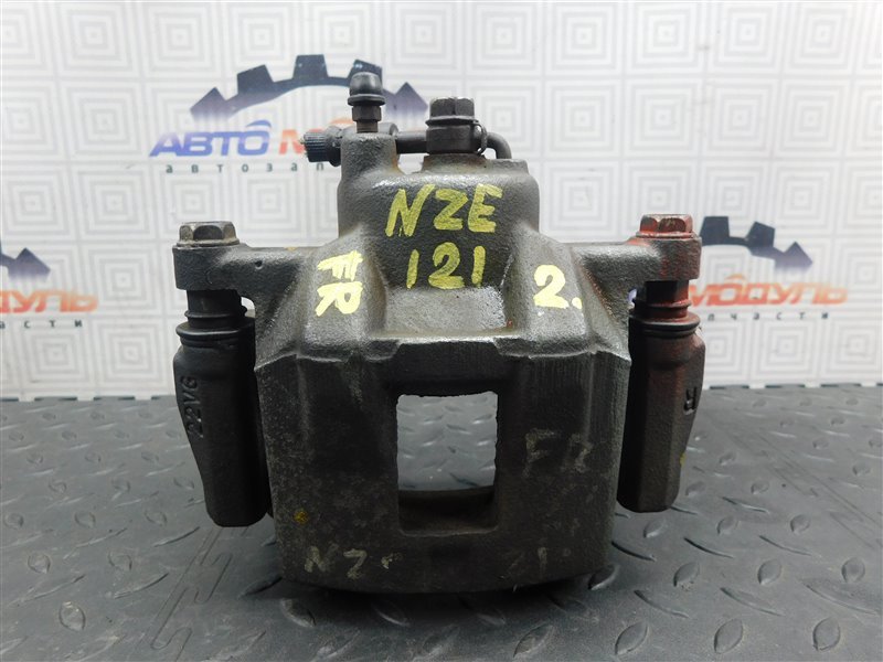 Суппорт TOYOTA COROLLA RUNX NZE121 передний правый (б/у)