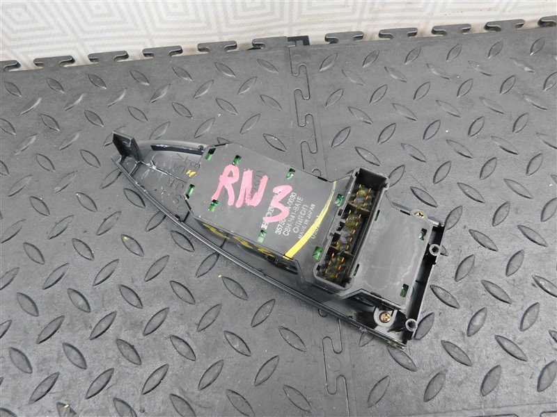 Блок упр. стеклоподьемниками HONDA STREAM RN3 передний правый (б/у) Блок упр. стеклоподьемниками HONDA STREAM RN3 передний правый (б/у)