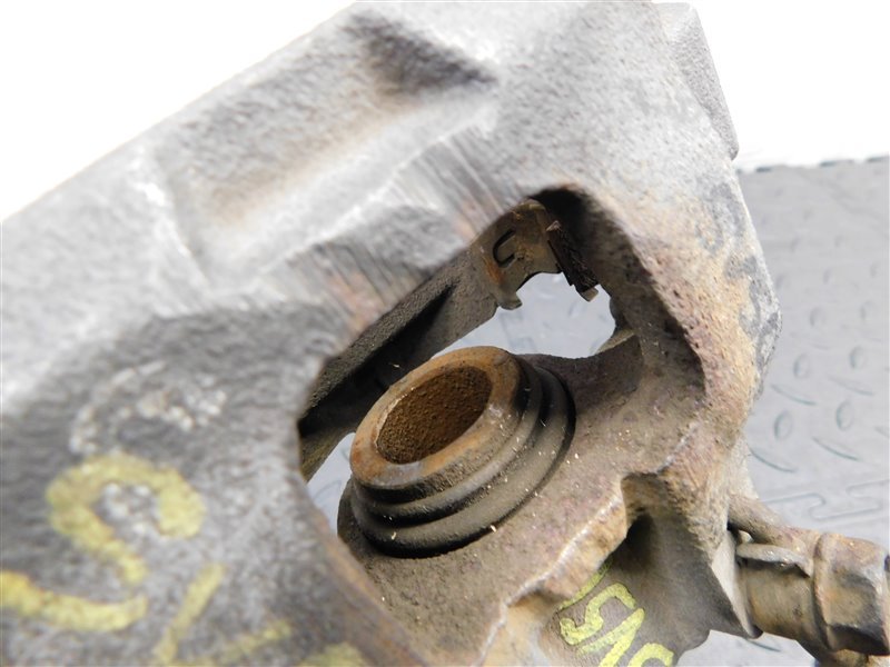 Суппорт TOYOTA VISTA SV50 задний левый (б/у) Суппорт TOYOTA VISTA SV50 задний левый (б/у)