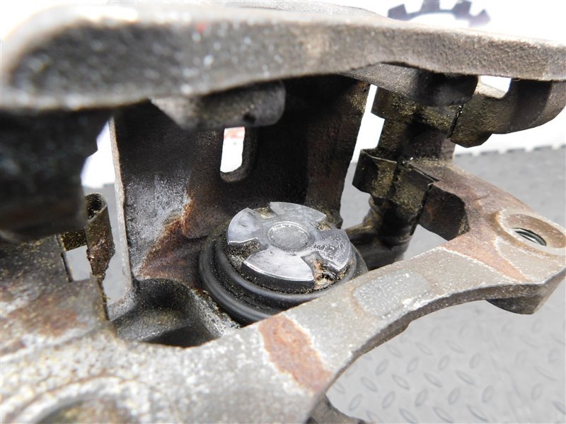 Суппорт NISSAN PRIMERA TP12 задний левый (б/у) Суппорт NISSAN PRIMERA TP12 задний левый (б/у)