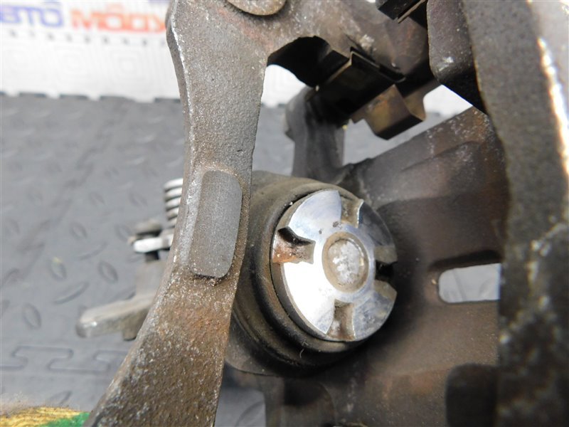 Суппорт NISSAN PRIMERA TP12 задний левый (б/у) Суппорт NISSAN PRIMERA TP12 задний левый (б/у)