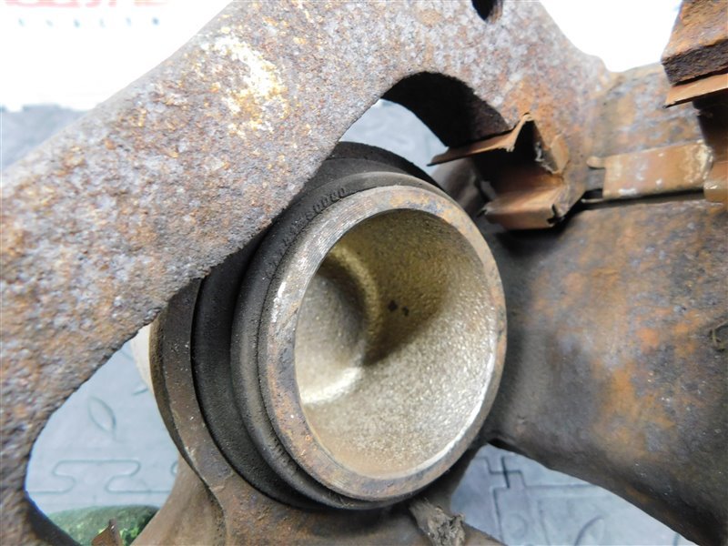 Суппорт TOYOTA MARK II GX110 передний левый (б/у) Суппорт TOYOTA MARK II GX110 передний левый (б/у)