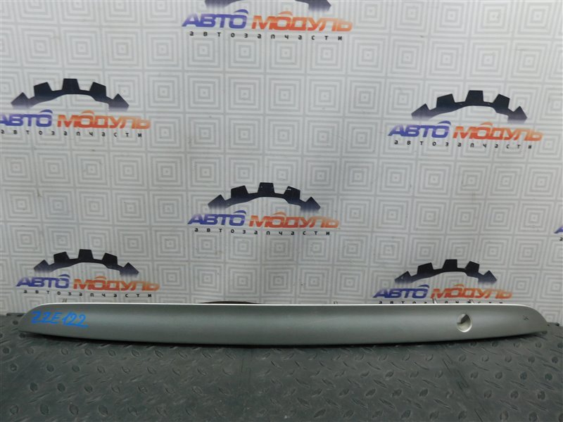 Накладка 5-й двери TOYOTA COROLLA RUNX ZZE122 задняя (б/у)