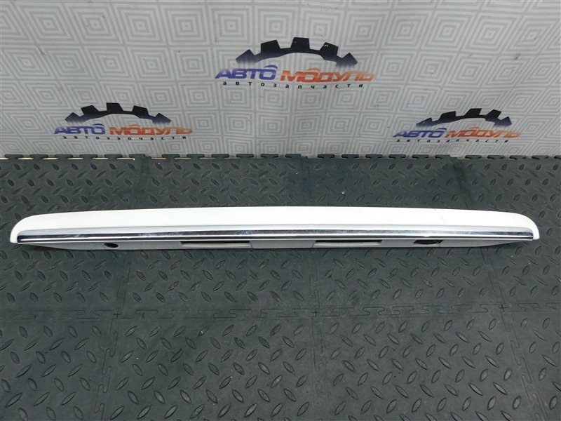 Накладка на крышку багажника TOYOTA CELSIOR UCF31-0044904 3UZ-FE 2003 задняя (б/у)