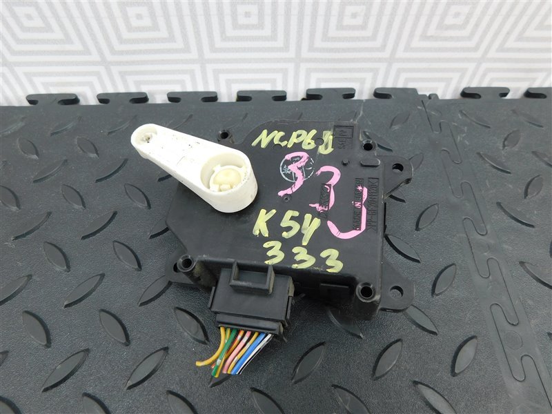 Сервопривод заслонок печки TOYOTA IST NCP60-0141247 2NZ-FE 2004 (б/у)