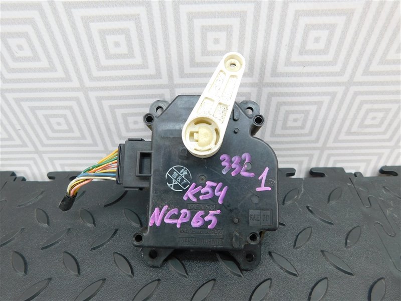 Сервопривод заслонок печки TOYOTA IST NCP65-0020494 1NZ-FE 2003 (б/у)