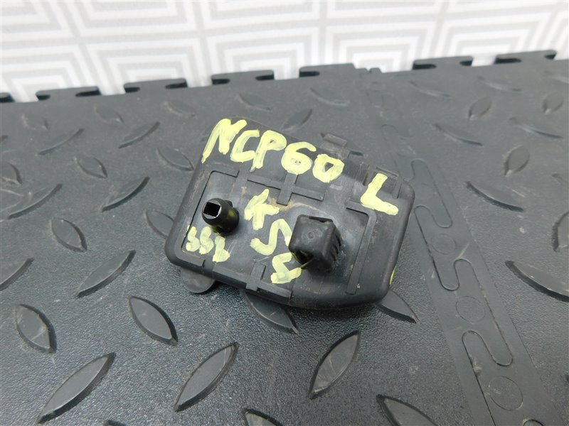 Крепление бампера TOYOTA IST NCP60-0141247 2NZ-FE 2004 заднее левое (б/у)
