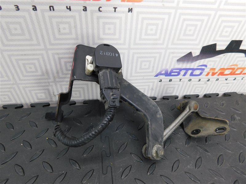 Датчик контроля высоты TOYOTA COROLLA RUNX ZZE122-2028117 1ZZ-FE 2004 задний (б/у)