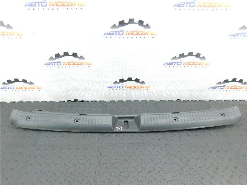 Накладка замка багажника TOYOTA COROLLA FIELDER NZE121-0137282 1NZ-FE 2002 задняя (б/у)