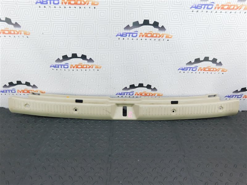 Накладка замка багажника TOYOTA COROLLA FIELDER NZE121-0113998 1NZ-FE 2002 задняя (б/у)