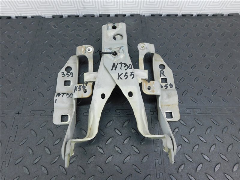 Петля капота NISSAN X-TRAIL NT30-139355 QR20-DE 2004 (б/у)