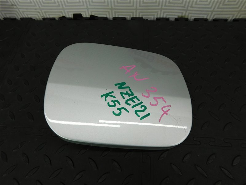 Лючок бензобака TOYOTA COROLLA FIELDER NZE121-0113998 1NZ-FE 2002 (б/у)