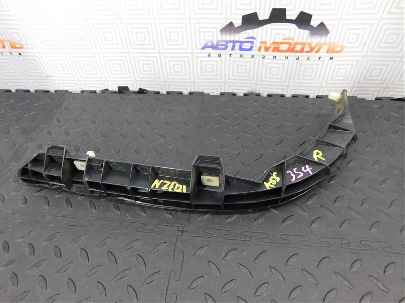 Крепление бампера TOYOTA COROLLA FIELDER NZE121-0113998 1NZ-FE 2002 заднее правое (б/у)