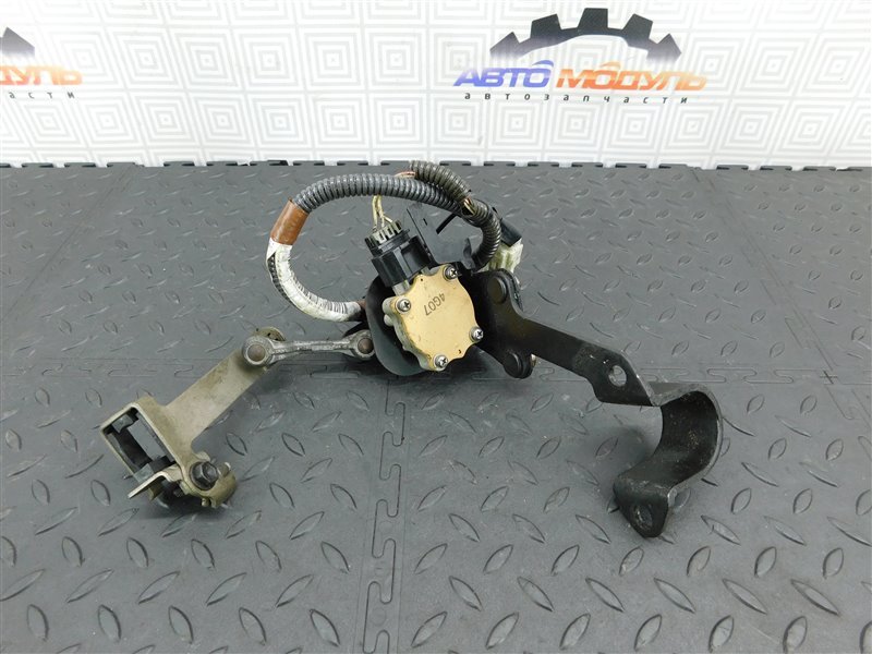 Датчик контроля высоты TOYOTA AVENSIS AZT250-0022993 1AZ-FSE 2004 передний правый (б/у)
