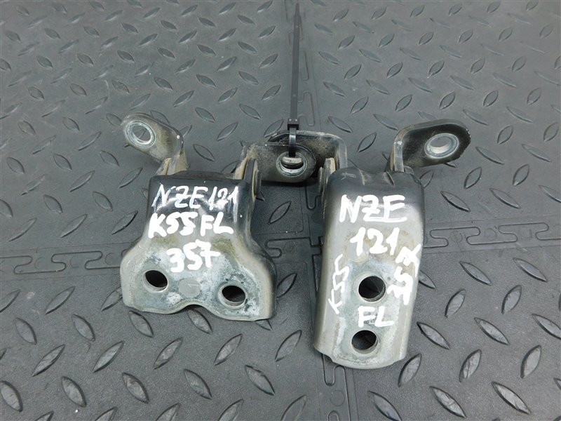 Петля дверная TOYOTA COROLLA FIELDER NZE121-0137282 1NZ-FE 2002 передняя левая (б/у)