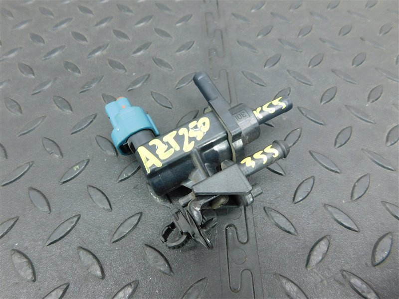 Клапан вакуумный TOYOTA AVENSIS AZT250-0022993 1AZ-FSE 2004 (б/у)