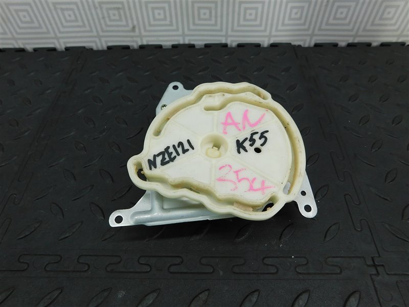 Сервопривод заслонок печки TOYOTA COROLLA FIELDER NZE121-0113998 1NZ-FE 2002 (б/у)
