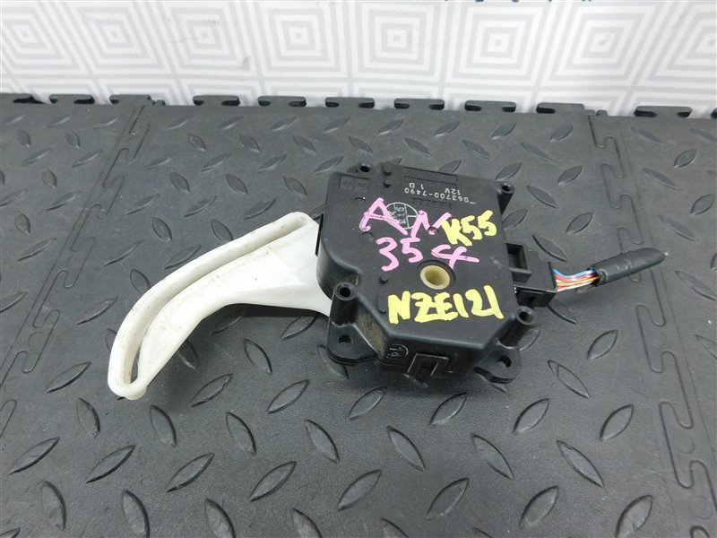 Сервопривод заслонок печки TOYOTA COROLLA FIELDER NZE121-0113998 1NZ-FE 2002 (б/у)