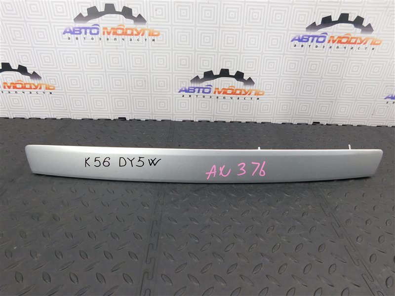 Накладка на дверь багажника MAZDA DEMIO DY5W-107739 ZY-VE 2002 (б/у)