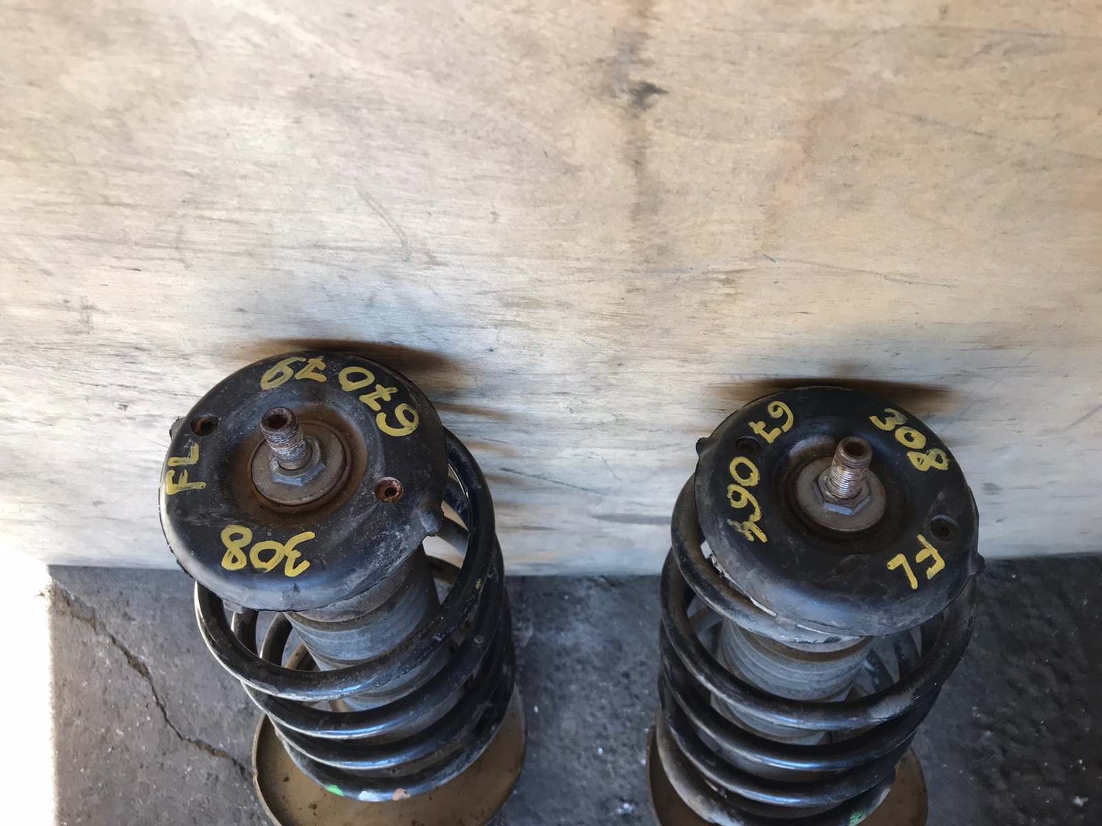 Стойки комплект передние Peugeot 308