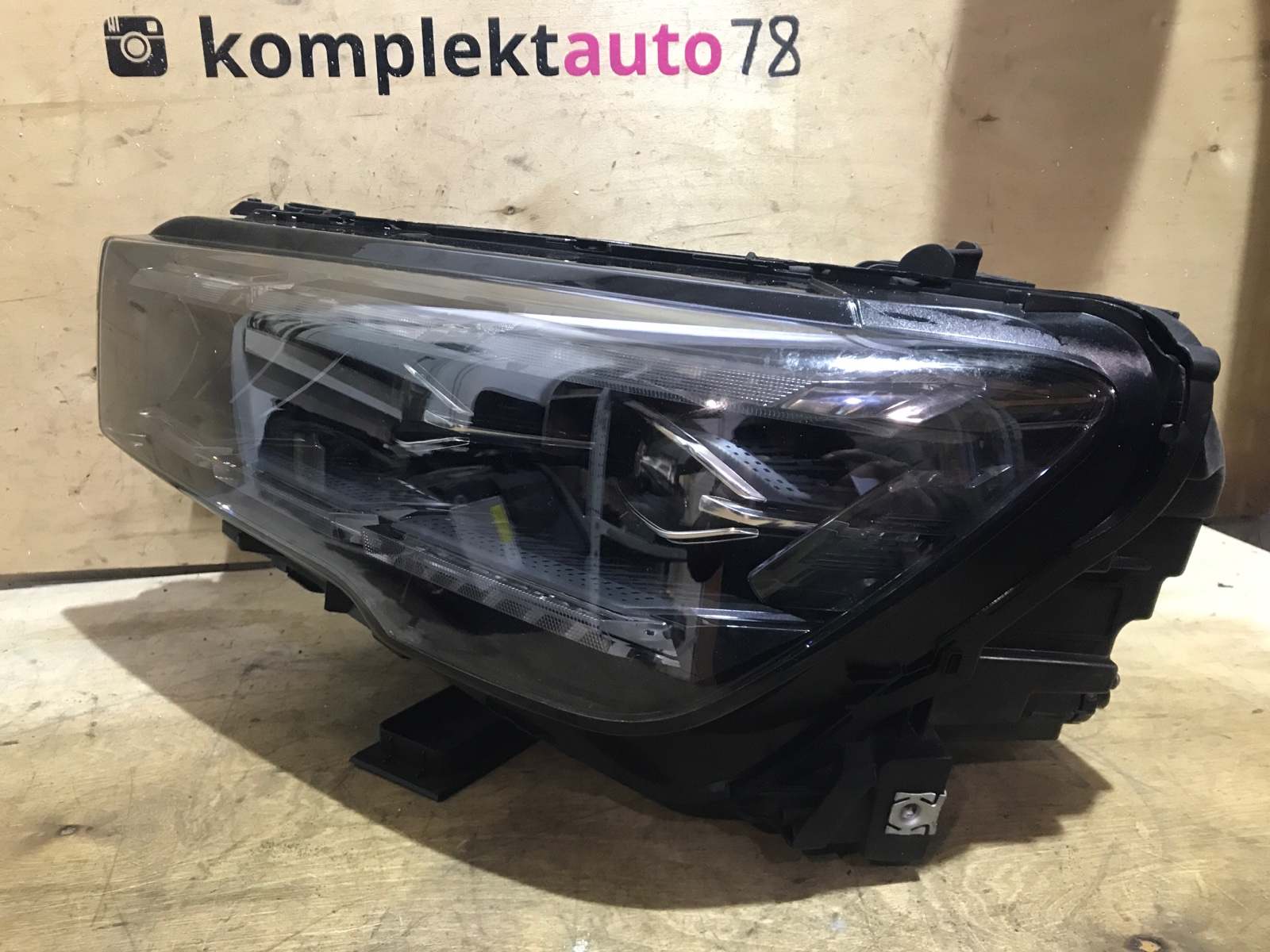 Фара левая Geely Monjaro 1
