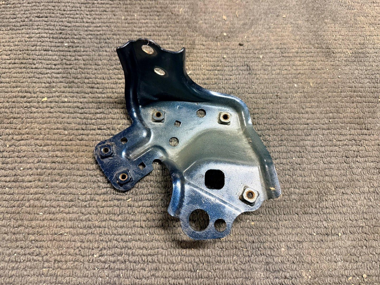 Кронштейн крыла передний левый Lexus NX 200