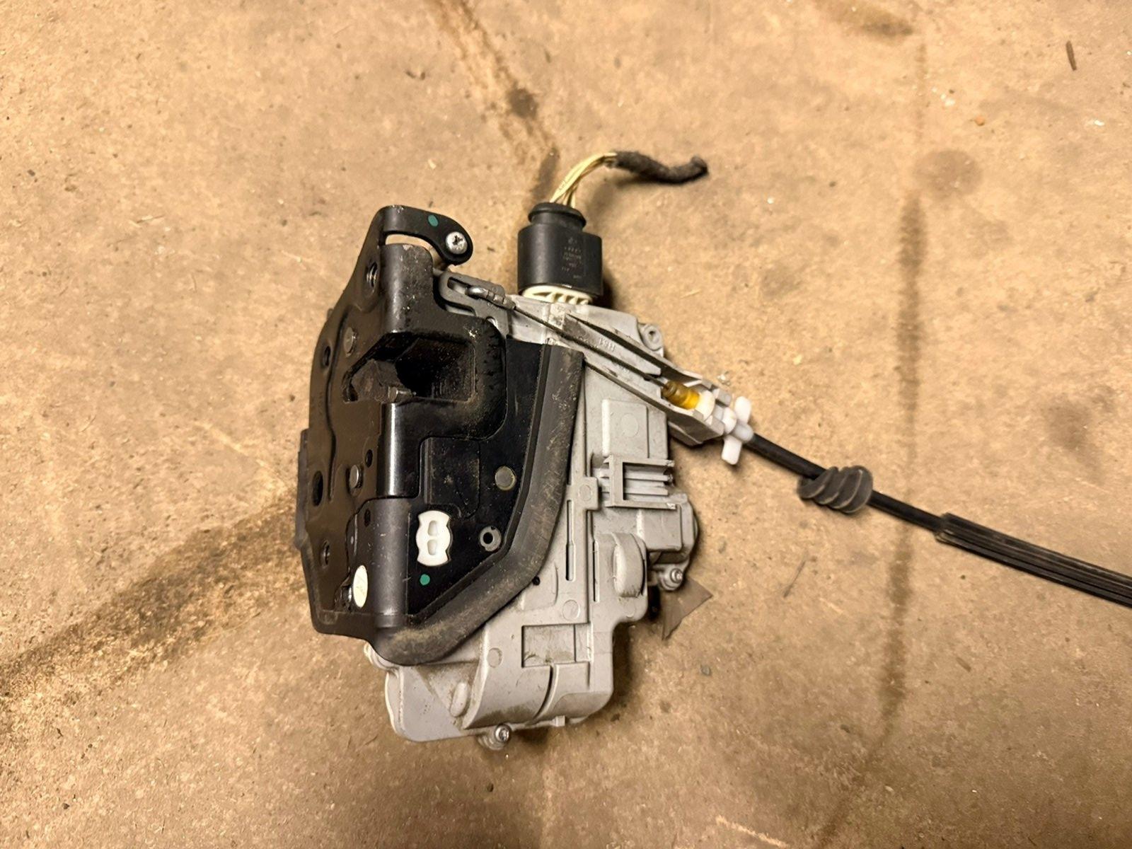 Замок двери передний правый Volkswagen Passat 2010 B6 CDAB 3C1837016A Б/У