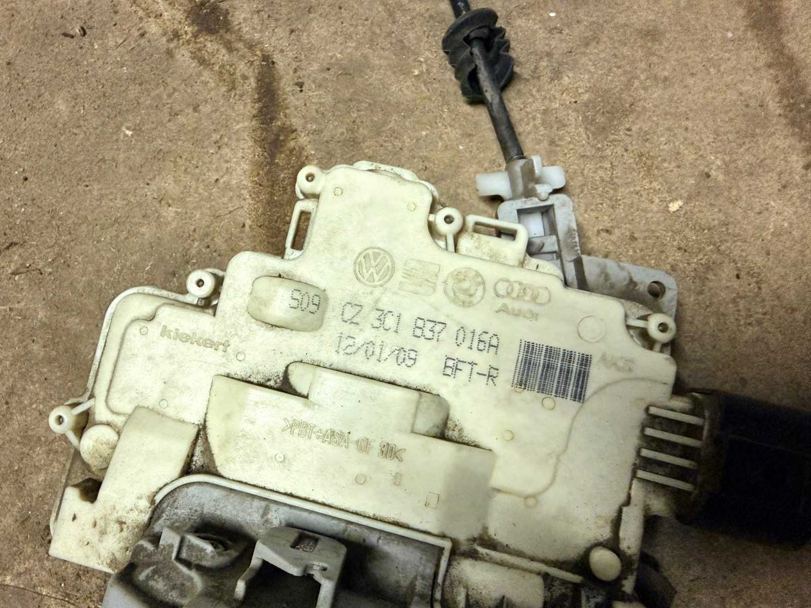 Замок двери передний правый Passat 2010 B6 CDAB