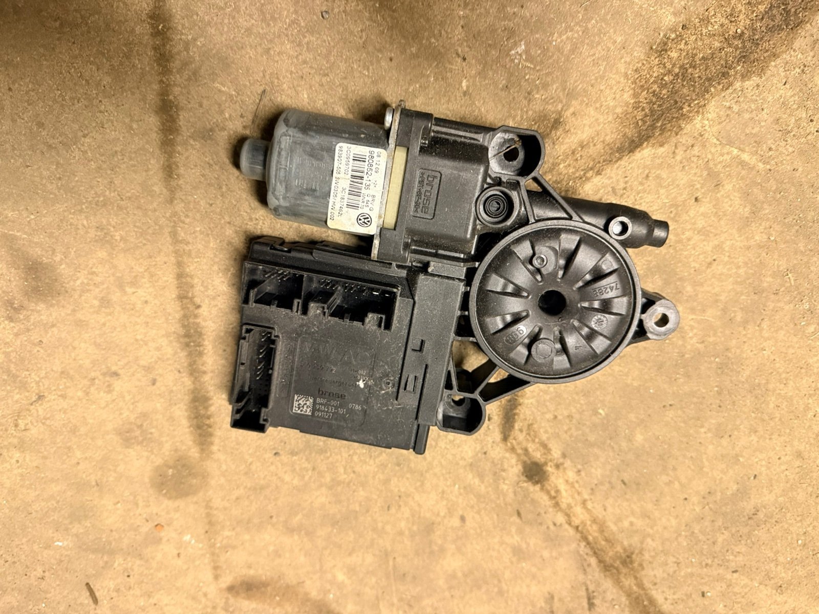 Запчасть моторчик стеклоподъемника передний правый Volkswagen Passat 2010 B6 CDAB 3C0959792 Б/У Моторчик стеклоподъемника передний правый Volkswagen Passat 2010 B6 CDAB 3C0959792 Б/У