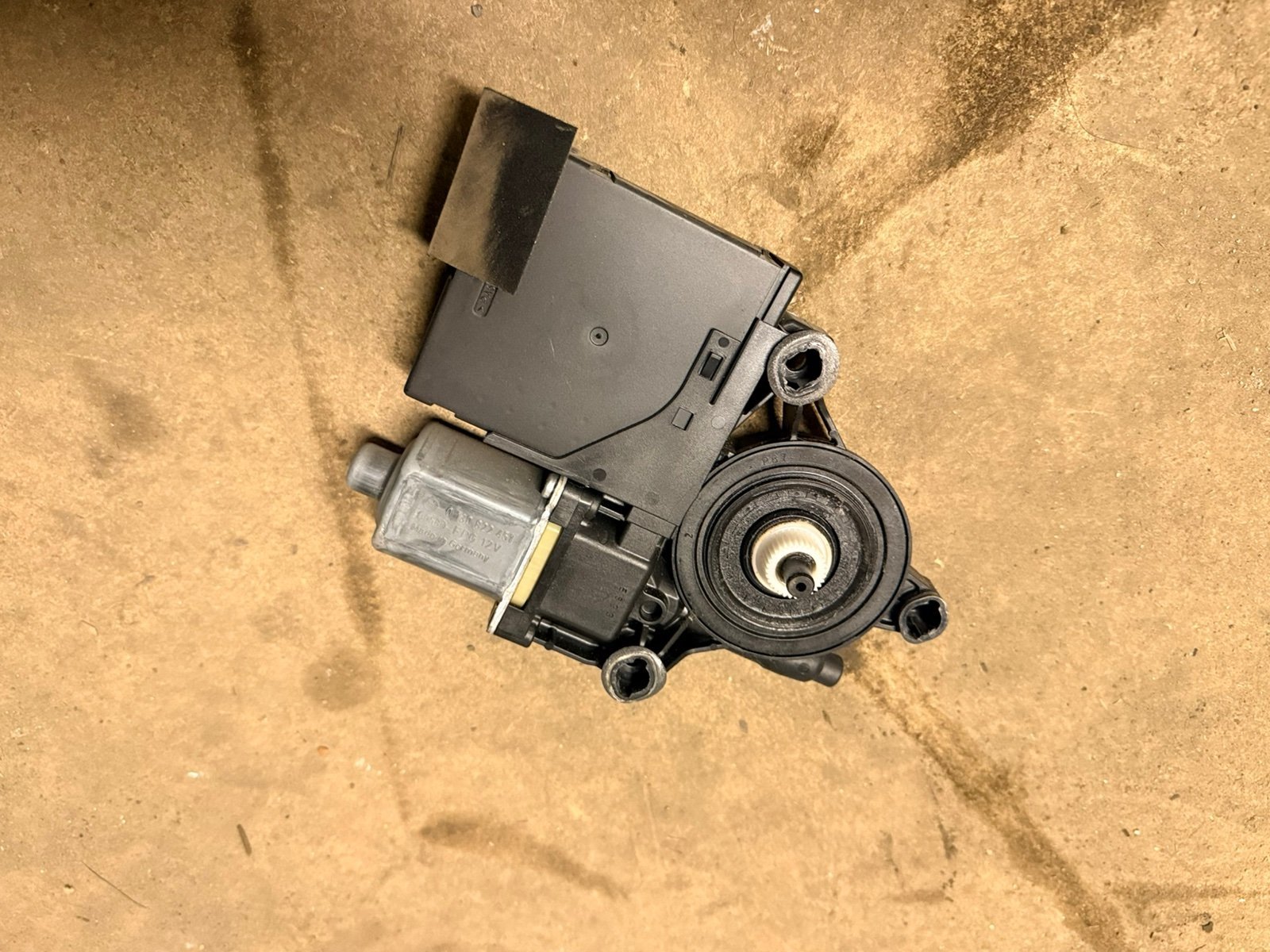 Моторчик стеклоподъемника передний правый Passat 2010 B6 CDAB Моторчик стеклоподъемника передний правый Passat 2010 B6 CDAB