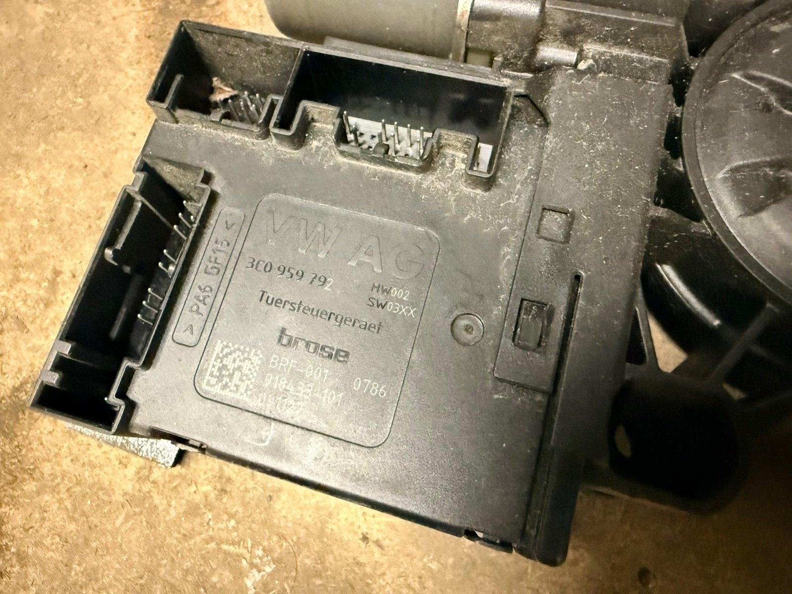 Моторчик стеклоподъемника передний правый Volkswagen Passat B6 CDAB Моторчик стеклоподъемника передний правый Volkswagen Passat B6 CDAB