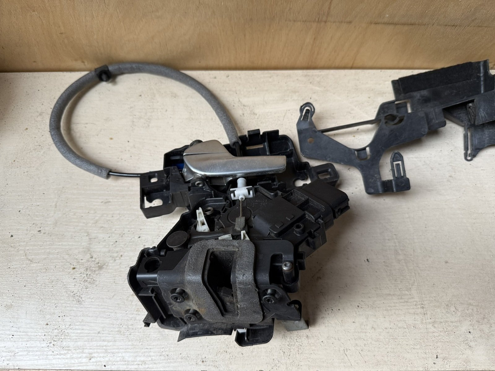 Запчасть замок двери передний левый Ford Mondeo 4 2009-2015 6G9T14A631AF Б/У Замок двери передний левый Ford Mondeo 4 2009-2015 6G9T14A631AF Б/У